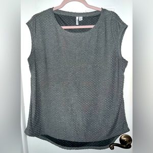 Ladies Elle size L gray sleeveless top, with textured dots of same color